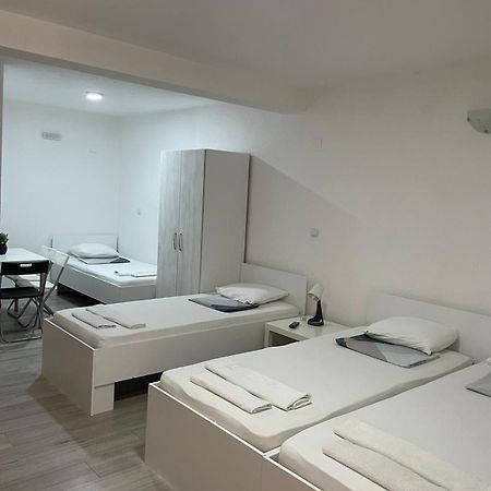 Tiki Apartments เกฟเกลียา ภายนอก รูปภาพ