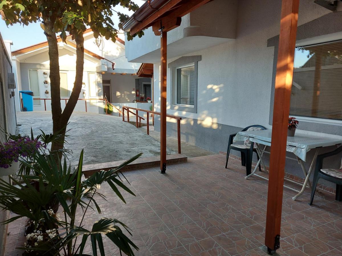 Tiki Apartments เกฟเกลียา ภายนอก รูปภาพ